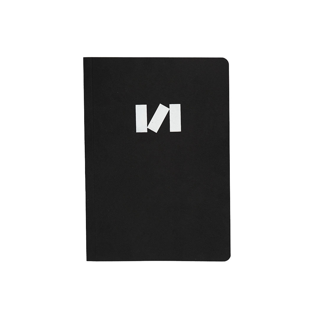 Tienda-MALI-libreta-negra-A6-isotipo-blanco-museo-de-arte-de-lima.jpg