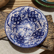 Plato azul cobalto con flores y hojas