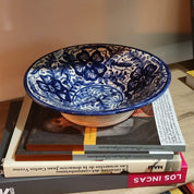 Plato azul cobalto con flores y hojas